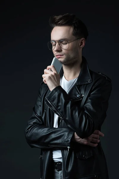 Bărbat Elegant Pensiv Jachetă Din Piele Smartphone Ochi Închiși Izolați — Fotografie, imagine de stoc