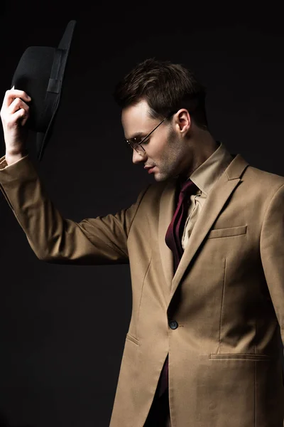 Eleganter Mann Beigen Anzug Und Brille Mit Hut Auf Schwarzem — Stockfoto