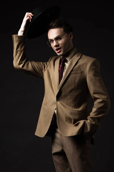 Shocked Elegant Man Beige Suit Eyeglasses Holding Hat Isolated Black — Stock Photo, Image