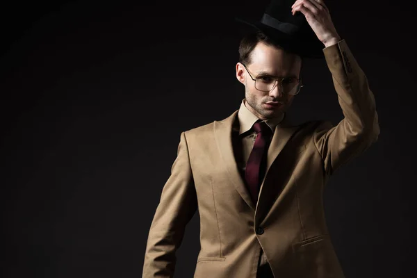 Eleganter Mann Beigen Anzug Und Brille Mit Hut Auf Schwarzem — Stockfoto