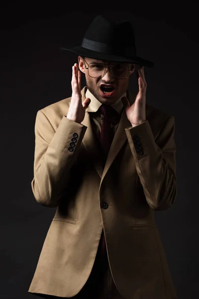 Fou Élégant Homme Costume Beige Chapeau Lunettes Isolé Sur Noir — Photo