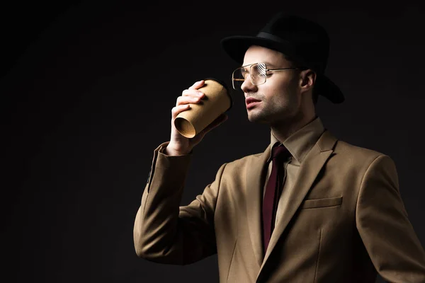 Homem Elegante Terno Bege Chapéu Óculos Bebendo Café Copo Papel — Fotografia de Stock