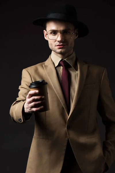 Hombre Elegante Traje Beige Sombrero Anteojos Dando Taza Papel Aislado —  Fotos de Stock