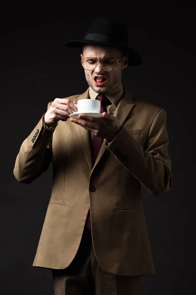 Homem Elegante Descontente Terno Bege Chapéu Óculos Segurando Xícara Café — Fotografia de Stock