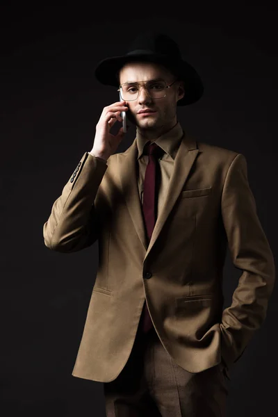 Serious Elegant Man Beige Suit Hat Eyeglasses Talking Smartphone Isolated — Stock Photo, Image