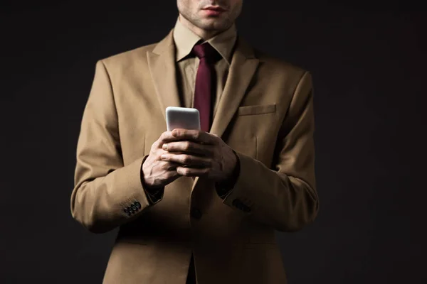 Corte Vista Homem Elegante Sério Terno Bege Usando Smartphone Isolado — Fotografia de Stock
