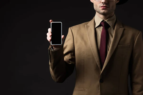 Corte Vista Homem Elegante Terno Bege Segurando Smartphone Com Tela — Fotografia de Stock