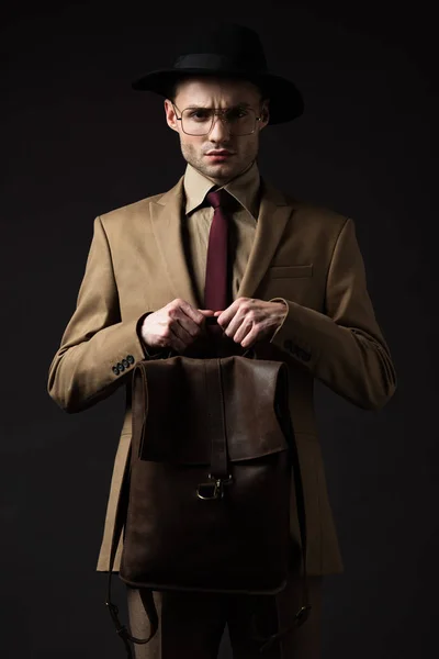 Tense Elegant Man Beige Suit Hat Eyeglasses Holding Brown Leather — Stock Photo, Image