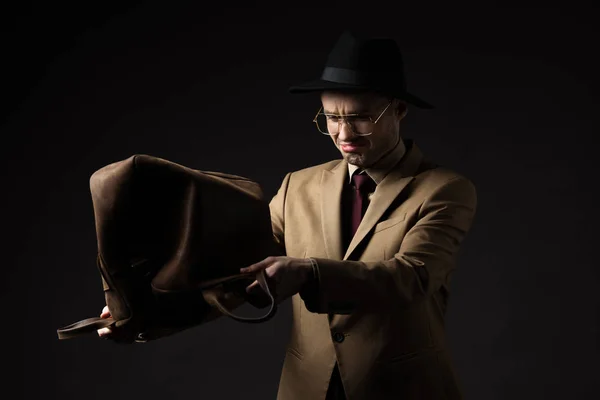 Triste Hombre Elegante Traje Beige Sombrero Anteojos Sacuden Bolsa Cuero —  Fotos de Stock