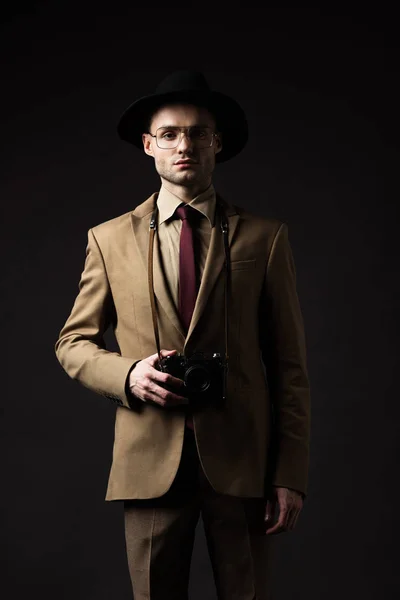 Homem Elegante Terno Bege Chapéu Óculos Com Câmera Filme Isolado — Fotografia de Stock