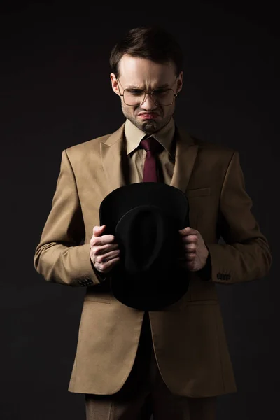 Triste Uomo Elegante Abito Beige Occhiali Con Cappello Isolato Nero — Foto Stock