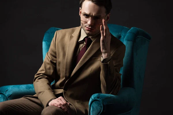 Homem Elegante Pensativo Óculos Terno Bege Sentado Poltrona Veludo Azul — Fotografia de Stock