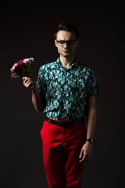 Chateado Homem Moda Óculos Azul Camisa Colorida Calças Vermelhas Segurando — Fotografia de Stock