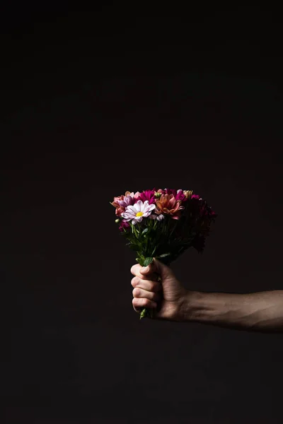 Vista Cortada Homem Segurando Buquê Floral Isolado Preto — Fotografia de Stock