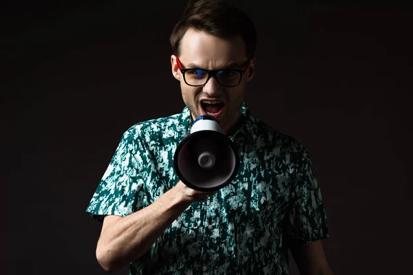 Modieuze Man Bril Blauw Kleurrijk Shirt Schreeuwen Luidspreker Geïsoleerd Zwart — Stockfoto