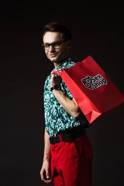 Leende Fashionabla Man Glasögon Blå Färgglad Skjorta Och Röda Byxor — Stockfoto