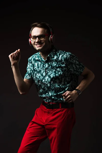 Hombre Feliz Moda Anteojos Escuchando Música Auriculares Bailando Aislado Negro — Foto de Stock