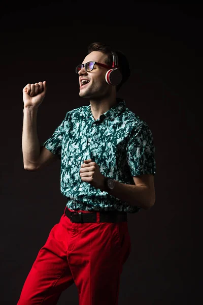 Happy Fashionable Man Bril Luisteren Muziek Hoofdtelefoon Dansen Geïsoleerd Zwart — Stockfoto