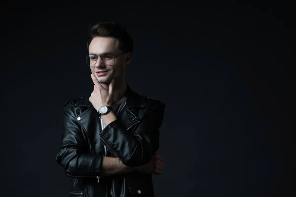 Sorrindo Sonhador Elegante Homem Brutal Jaqueta Motociclista Isolado Preto — Fotografia de Stock