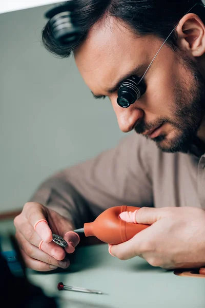 Sidovy Urmakare Glas Loupe Arbetar Med Klocka Del Och Fläkt — Stockfoto