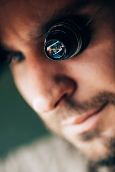 Επιλεκτική Εστίαση Του Όμορφου Ωρολογοποιού Στο Eyeglass Loupe Κοιτάζοντας Μακριά — Φωτογραφία Αρχείου