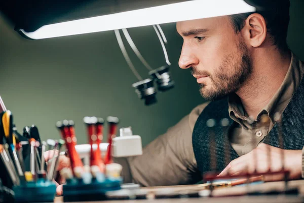 Enfoque Selectivo Del Relojero Guapo Que Trabaja Con Equipo Mesa — Foto de Stock