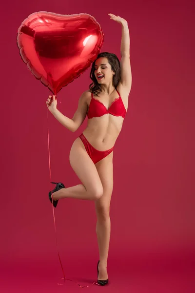 Σέξι Χαρούμενο Κορίτσι Εσώρουχα Και Ψηλά Τακούνια Παπούτσια Κρατώντας Μπαλόνι — Φωτογραφία Αρχείου