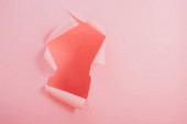papírová díra na růžovém pozadí s kopírovacím prostorem
