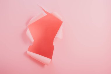 Pembe arkaplanda kopyalama alanı olan kağıt deliği