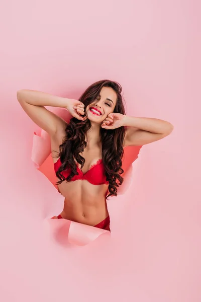 Sexy Chica Alegre Lencería Roja Mirando Cámara Mientras Estira Agujero —  Fotos de Stock