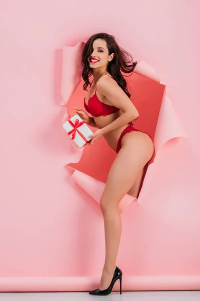 Chica Sensual Lencería Roja Sosteniendo Caja Regalo Sonriendo Cámara Mientras — Foto de Stock