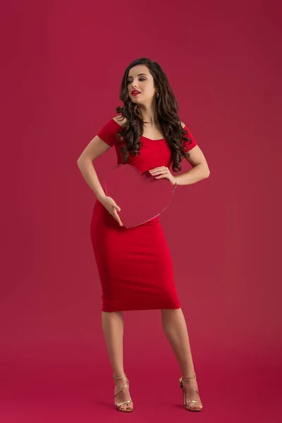 Сексуальная Девушка Элегантном Красном Платье Сандалии Высоких Каблуках Держа Бумажное — стоковое фото