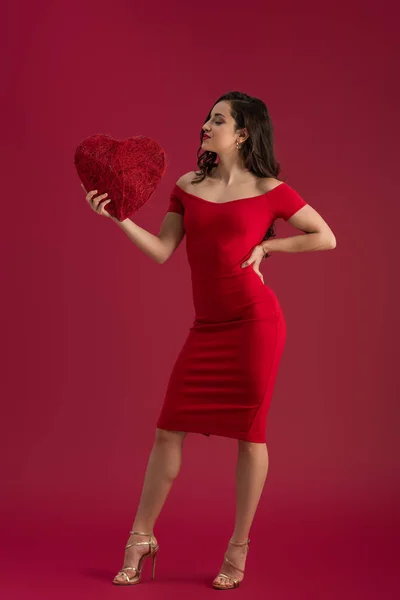 Sexy Elegante Chica Sosteniendo Corazón Decorativo Mientras Que Pie Con — Foto de Stock