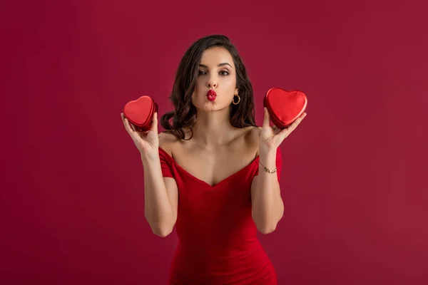 Sexy Elegancki Dziewczyna Wysyłanie Powietrza Pocałunek Aparacie Trzymając Kształcie Serca — Zdjęcie stockowe