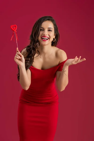 Feliz Chica Elegante Sonriendo Cámara Mientras Sostiene Corazón Del Juguete — Foto de Stock