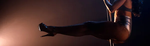 Панорамный Снимок Сексуальной Стриптизерши Каблуках Танцующей Черном Оранжевом — стоковое фото