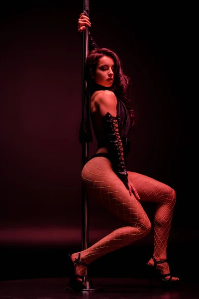 Seductora Stripper Bailando Cerca Pilón Sobre Negro Con Iluminación Roja —  Fotos de Stock