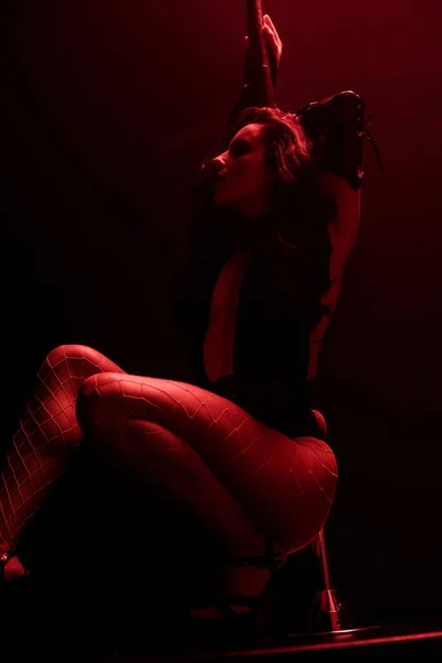 Iluminação Vermelha Stripper Sexy Dançando Perto Pilão Preto Com Iluminação — Fotografia de Stock