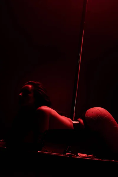 Mujer Apasionada Bailando Striptease Cerca Billetes Dólar Negro Con Iluminación —  Fotos de Stock