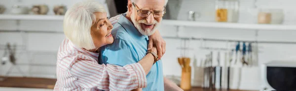 Colpo Panoramico Donna Anziana Che Abbraccia Marito Sorridente Cucina — Foto Stock