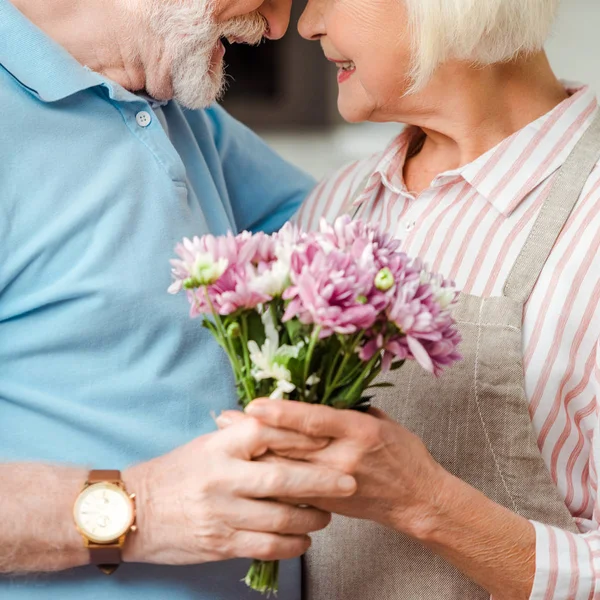 Cropped View Elderly Couple Smiling Each Other Holding Bouquet Chrysanthemums — 스톡 사진
