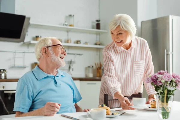 Mujer Mayor Con Café Panqueques Sonriendo Marido Por Mesa Cocina —  Fotos de Stock