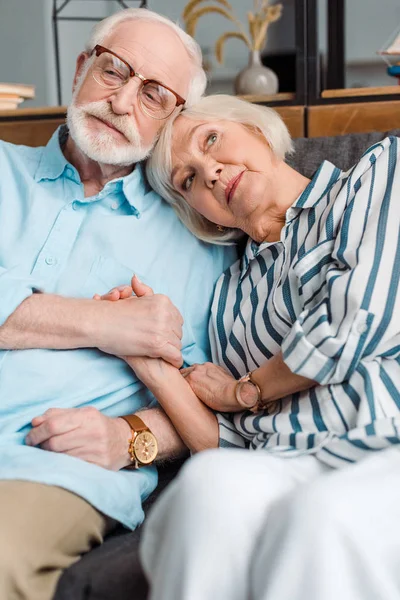 Selective Focus Senior Couple Holding Hands Couch Home — 스톡 사진