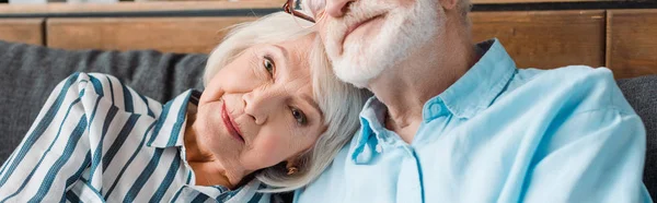 Panoramic Shot Elderly Woman Looking Camera Husband Couch — Stock Photo, Image