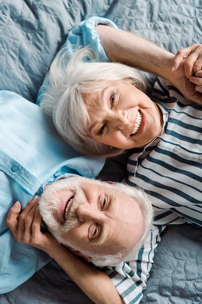 Top View Senior Couple Smiling Camera While Holding Hands Bed — Stock Photo, Image