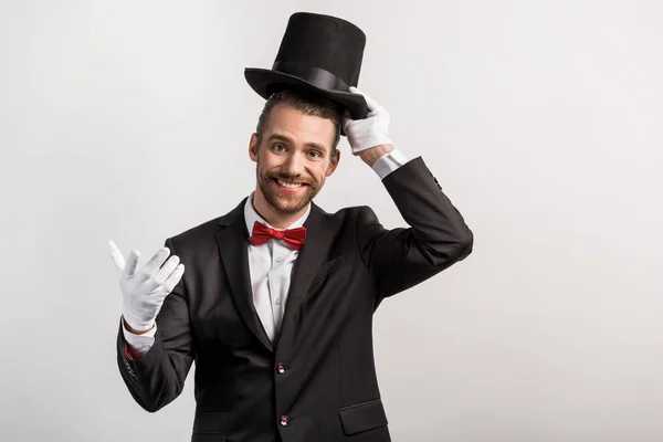 Mágico Sorrindo Luvas Usando Chapéu Isolado Cinza — Fotografia de Stock