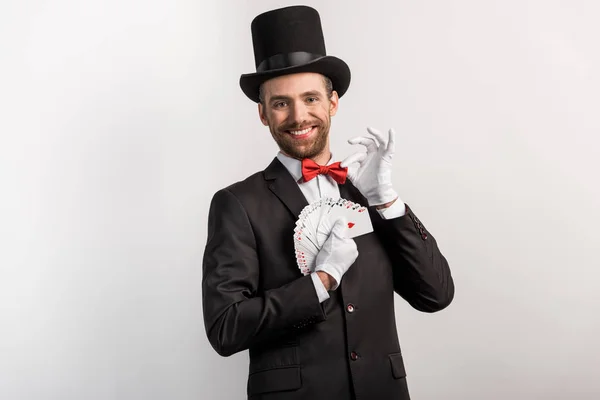 Mágico Sorrindo Segurando Cartas Jogo Isolado Cinza — Fotografia de Stock