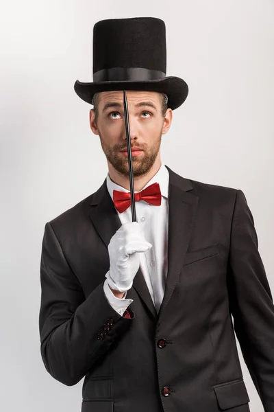 身披西服 头戴帽子 头戴灰色魔杖的高明魔术师 — 图库照片