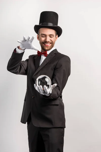 Mágico Profissional Feliz Segurando Bola Mágica Isolado Cinza — Fotografia de Stock