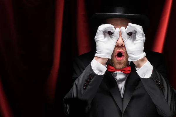Σοκαρισμένος Μάγος Κάνει Γυαλιά Από Χέρια Στο Τσίρκο Κόκκινες Κουρτίνες — Φωτογραφία Αρχείου